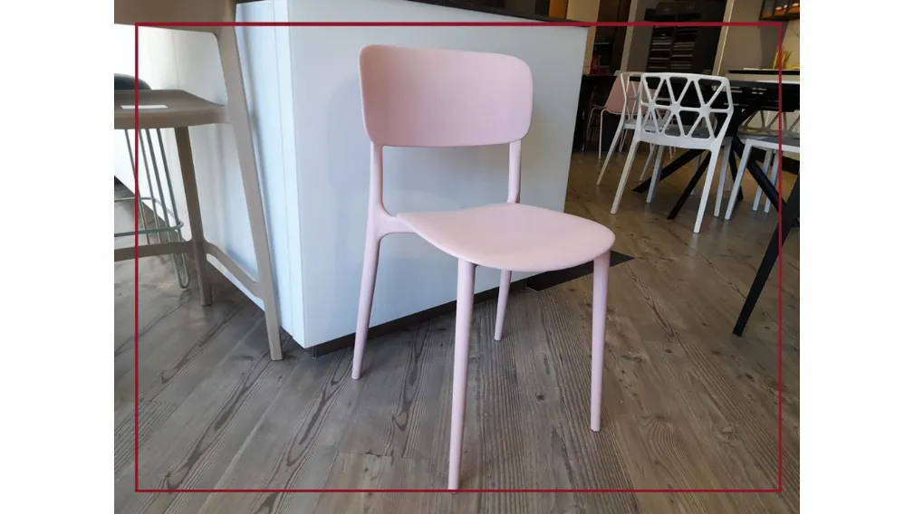 Scheda informativa del prodotto Dai caffè viennesi di metà ottocento alla quotidianità della nostra casa. LIBERTY proietta la più famose linee Thonet nel presente, ridisegnandole con una spirito contemporaneo che fa della sedia un oggetto dal design evoca