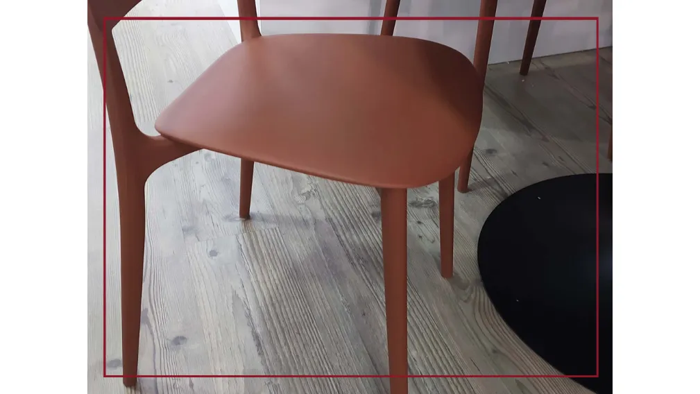 Scheda informativa del prodotto Dai caffè viennesi di metà ottocento alla quotidianità della nostra casa. LIBERTY proietta la più famose linee Thonet nel presente, ridisegnandole con una spirito contemporaneo che fa della sedia un oggetto dal design evoca