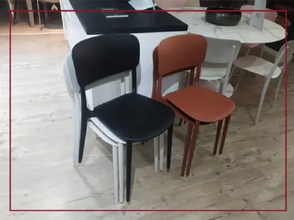 Scheda informativa del prodotto Dai caffè viennesi di metà ottocento alla quotidianità della nostra casa. LIBERTY proietta la più famose linee Thonet nel presente, ridisegnandole con una spirito contemporaneo che fa della sedia un oggetto dal design evoca