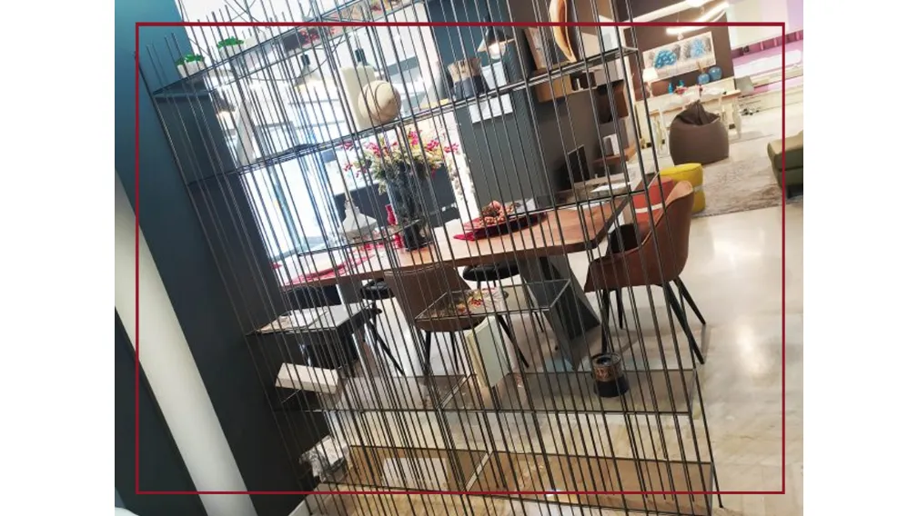  Scheda informativa del prodotto Metrica Total Black è una libreria da parete, un'esclusiva Mohd. Progettata da CtrlZak per il brand Mogg, realizzata con tondini d'acciaio con finitura nera e con ripiani fumè in cristallo.  Metrica è la libreria del tuo l