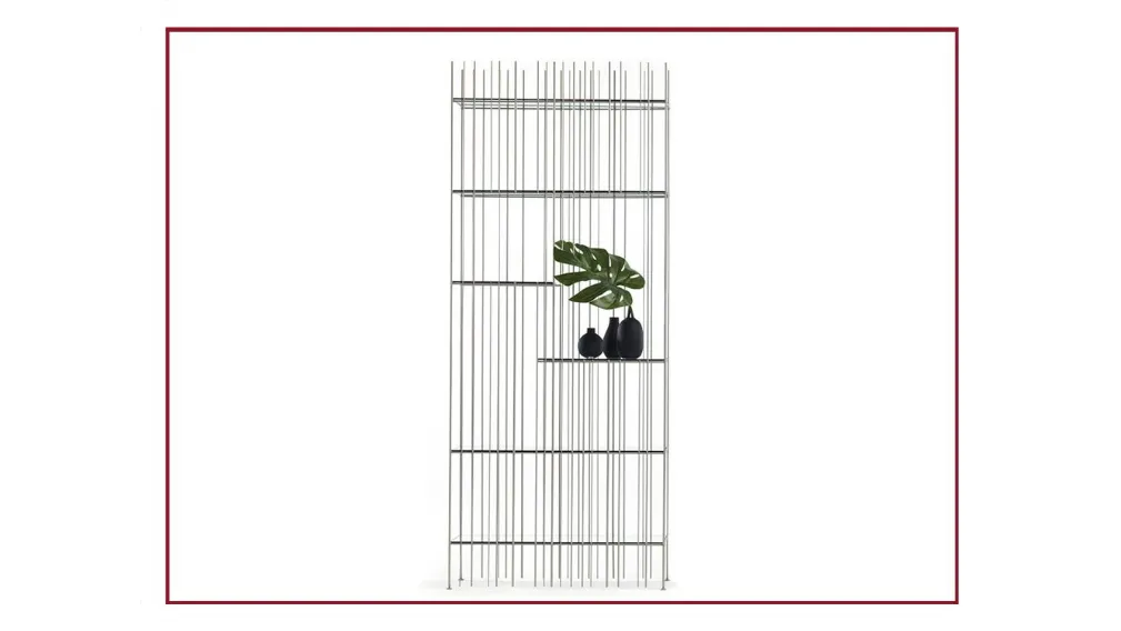 Scheda informativa del prodotto Metrica Total Black è una libreria da parete, un'esclusiva Mohd. Progettata da CtrlZak per il brand Mogg, realizzata con tondini d'acciaio con finitura nera e con ripiani fumè in cristallo.