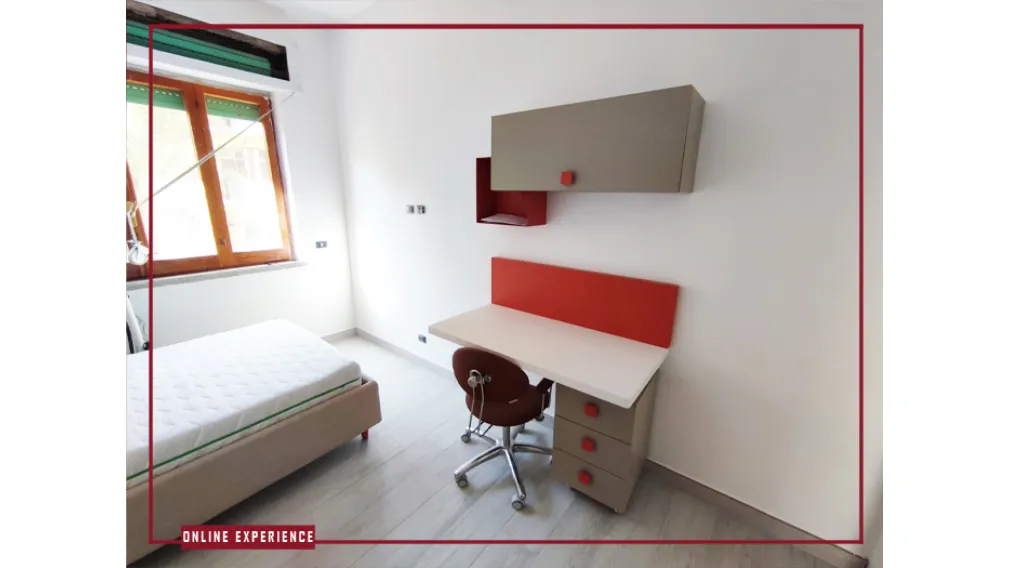 Cameretta MORETTI COMPACT composta da letto imbottito una piazza e mezza, con particolare pannellatura imbottita a muro. Comodino sospeso.  Armadio scorrevole attrezzato, scrivania sospesi con elementi libreria superiori.  Sedia imbottita abbinata al lett