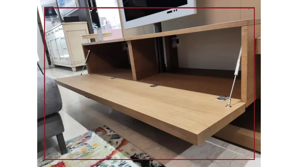 Scheda informativa del prodotto Parete attrezzata SAN GIACOMO composta da mensoloni in legno rovere caramello spessore 6cm. Base sospesa in Rovere caramello con sistema porta tv girevole, con canalina interna passacavi. Base a terra e pensili in finitura 