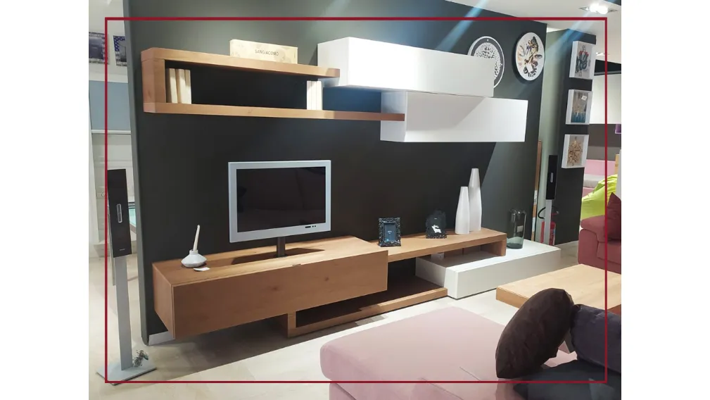 Scheda informativa del prodotto Parete attrezzata SAN GIACOMO composta da mensoloni in legno rovere caramello spessore 6cm. Base sospesa in Rovere caramello con sistema porta tv girevole, con canalina interna passacavi. Base a terra e pensili in finitura 
