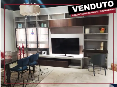 Scheda informativa del prodotto Il soggiorno San Giacomo modello Living System Modo è una libreria basata sulla sapiente cultura del progetto, capace di arredare un ambiente con stile ed eleganza.  Le eleganti finiture rendono il Living System Modo un pro