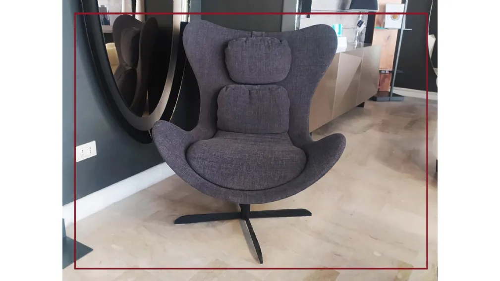  Scheda informativa del prodotto La poltrona Lazy è caratterizzata da una seduta ampia ed accogliente che ti accompagna nei momenti di relax. Il morbido cuscino di seduta e poggiareni adagiato alla scocca in poliuretano schiumato a freddo garantisce un no