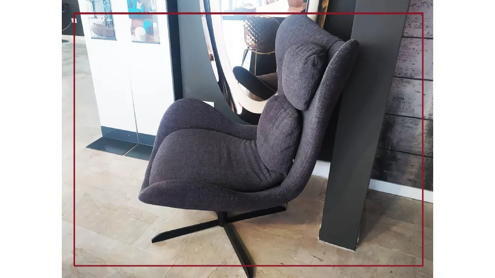  Scheda informativa del prodotto La poltrona Lazy è caratterizzata da una seduta ampia ed accogliente che ti accompagna nei momenti di relax. Il morbido cuscino di seduta e poggiareni adagiato alla scocca in poliuretano schiumato a freddo garantisce un no