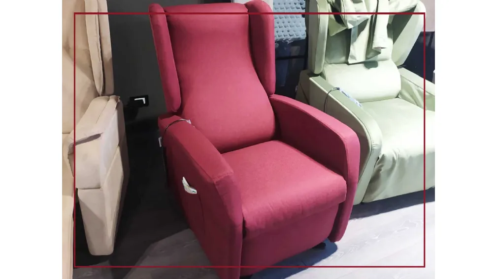 Poltrona Relax 100% Made in Italy. Completa di due motori che permettono movimenti indipendenti di schienale e poggiapiedi, per una perfetta regolazione del confort di seduta. Completa di movimento Lift alzapersona. Parzialmente sfoderabile. Reclinazione 