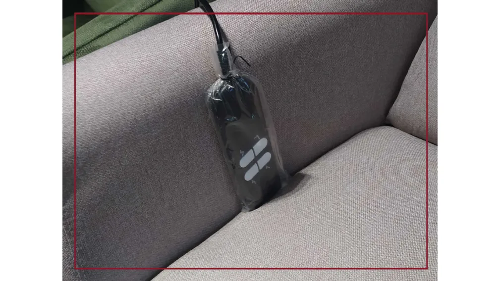 Poltrona Relax 100% Made in Italy. Completa di due motori che permettono movimenti indipendenti di schienale e poggiapiedi, per una perfetta regolazione del confort di seduta. Completa di movimento Lift alzapersona. Parzialmente sfoderabile. Reclinazione 
