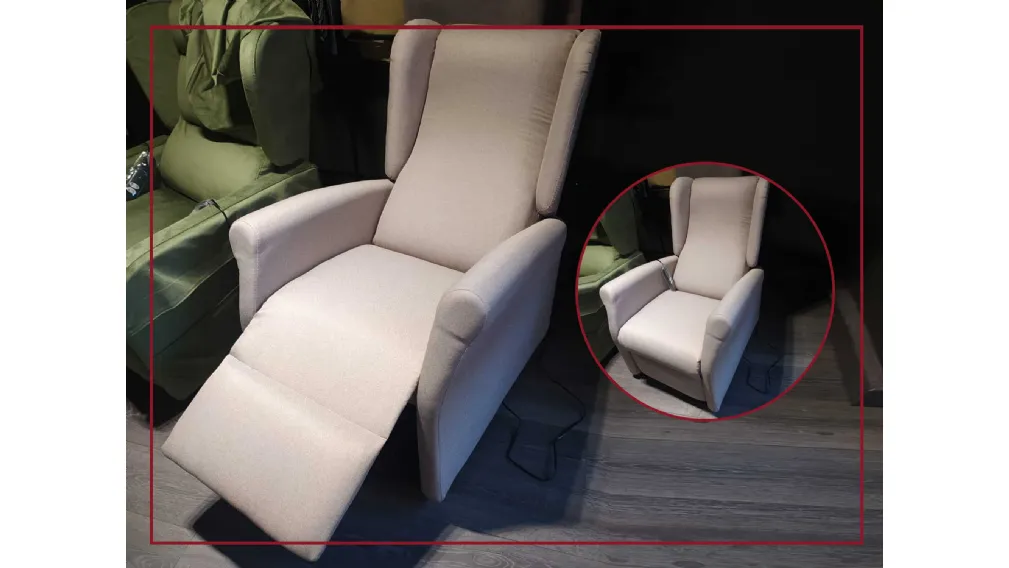 Poltrona Relax 100% Made in Italy. Completa di due motori che permettono movimenti indipendenti di schienale e poggiapiedi, per una perfetta regolazione del confort di seduta. Completa di movimento Lift alzapersona. Parzialmente sfoderabile. Reclinazione 