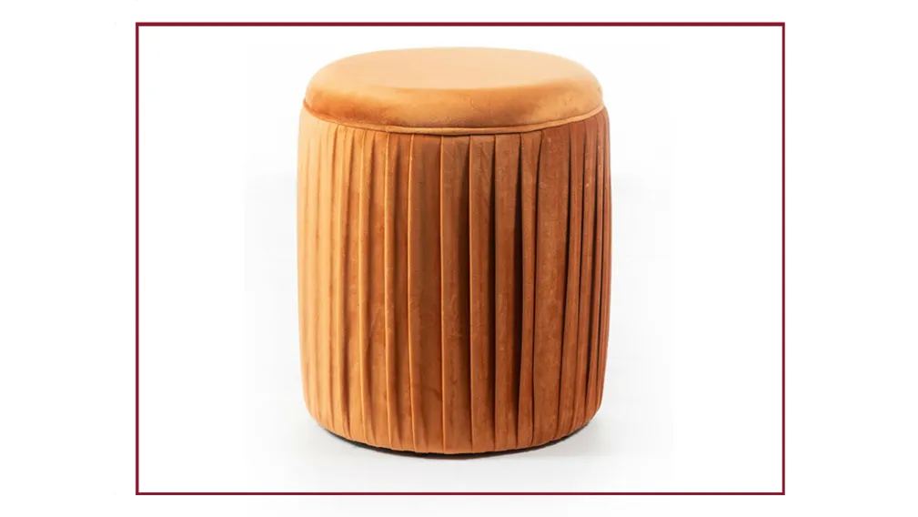 Questa proposta di Pouf Cora di Stones in tessuto è, tra uno dei differenti modelli di Salotti moderni di Stones, esemplificativo di tutta l'eccellenza garantita dal rinomato brand.   MISURE: Lunghezza: 35 Larghezza: 35 Altezza: 40  TESSUTO E COLORE: Vell