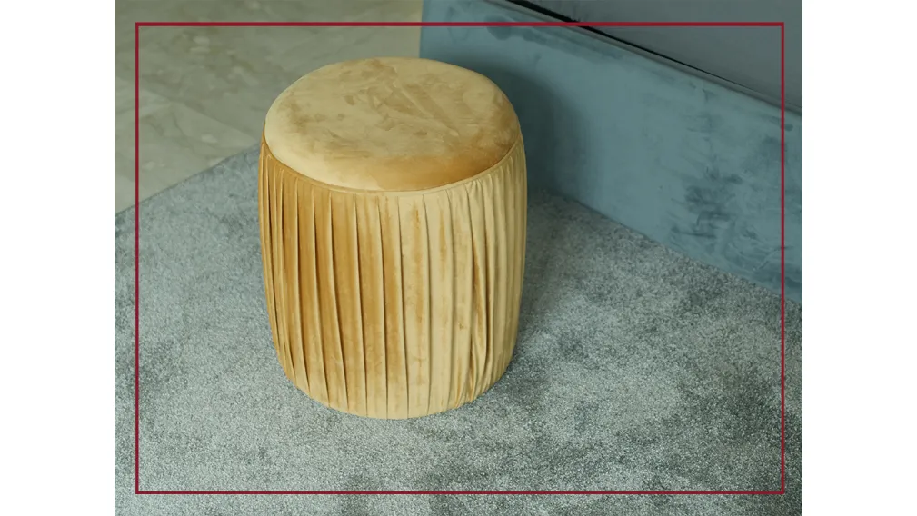 Questa proposta di Pouf Cora di Stones in tessuto è, tra uno dei differenti modelli di Salotti moderni di Stones, esemplificativo di tutta l'eccellenza garantita dal rinomato brand.   MISURE: Lunghezza: 35 Larghezza: 35 Altezza: 40  TESSUTO E COLORE: Vell