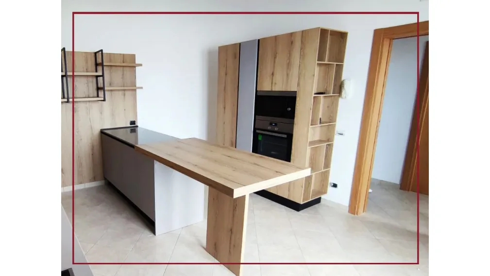 CUCINA KALì Arredo3® - MARUGGIO (TA) Cucina Kalí di @arredo3 in ecomalta col.Silicio, pensili e colonne in  Rovere biondo, Top in quarzo col.Perla, Schienale in vetro magnetico luminoso con  Elettrodomestici Grundig #arredamento #egoitaliano  #ARREDO3 #eg