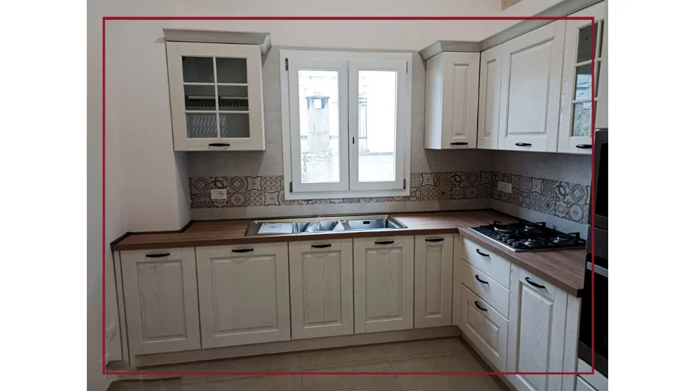 Asolo di Arredo3 è una cucina elegante dallo stile classico e leggero allo stesso tempo perché è caratterizzata da modanature e sottili elementi decorativi e da un’anta diamantata con telaio in massello di frassino.  Frassino bianco Top in laminato Elettr