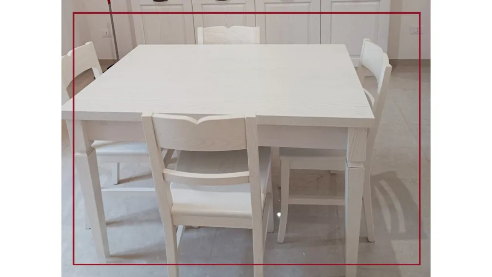 Asolo di Arredo3 è una cucina elegante dallo stile classico e leggero allo stesso tempo perché è caratterizzata da modanature e sottili elementi decorativi e da un’anta diamantata con telaio in massello di frassino.  Frassino bianco Top in laminato Elettr