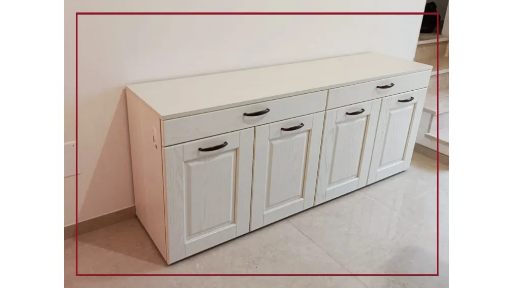 Asolo di Arredo3 è una cucina elegante dallo stile classico e leggero allo stesso tempo perché è caratterizzata da modanature e sottili elementi decorativi e da un’anta diamantata con telaio in massello di frassino.  Frassino bianco Top in laminato Elettr