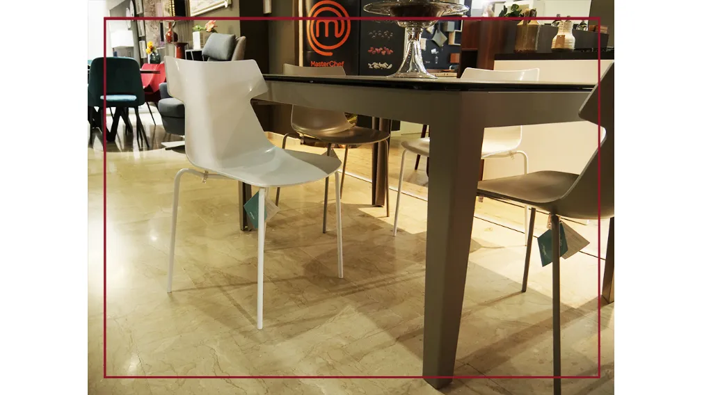 Sedia impilabile con struttura in Acciaio laccato e monoscocca in Restylon semilucido.  DISPONIBILI IN PRONTA CONSEGNA: 2 SEDIE COLORE BIANCO 2 SEDIE COLORE SABBIA  MISURE: L46 CM P51 CM H79 H SEDUTA 45 CM  DISPONIBILI ALTREI COLORI SU RICHIESTA