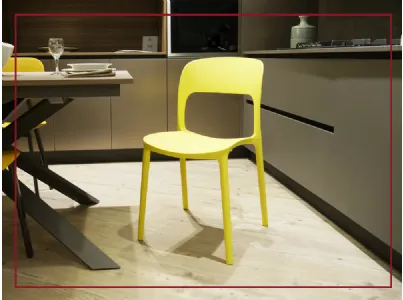 Comoda e resistente KATE può essere utilizzata in tutti gli ambienti della casa, anche per esterni.   Sedia realizzata in polipropilene e fibra di vetro trattato anti-uv. Sedia moderna estremamente robusta ed impilabile. Dimensioni: 54.5x47.5x84 cm. Imbal