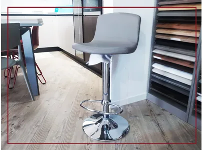 Scheda informativa del prodotto Lo sgabello Joe è caratterizzato da un sedile che farà concentrare su se stesso l'attenzione rispetto a tutti gli altri oggetti d'arredamento per la sua forma unica, leggera e di design. E' lo sgabello perfetto sia per la c