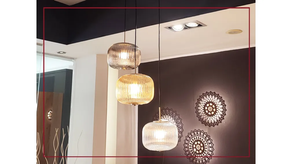 Un lampadario a grappolo della collezione Odette per soggiorno moderno, con vetri colorati trasparenti che riesce a illuminare e arredare piacevolmente in modo diffuso, perfetto se si vuole installarlo a tetto sopra un tavolo da pranzo o in un soggiorno o
