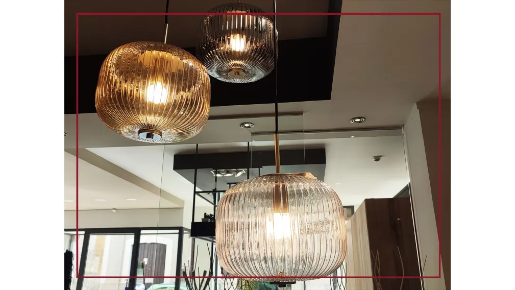Un lampadario a grappolo della collezione Odette per soggiorno moderno, con vetri colorati trasparenti che riesce a illuminare e arredare piacevolmente in modo diffuso, perfetto se si vuole installarlo a tetto sopra un tavolo da pranzo o in un soggiorno o