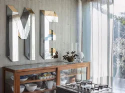 Scopri gli specchi Letteronza di Mogg: accessori casa e complementi di design unici