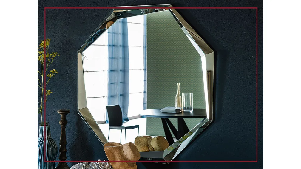 EMERALD è lo specchio da parete tutto in cristallo specchiato dalla forma ottagonale con due diverse dimensioni del brand CATTELAN ITALIA. La cornice sembra uscire dalla superficie specchiante piatta per dirompere nell'ambiente. Un design minimale ma rice