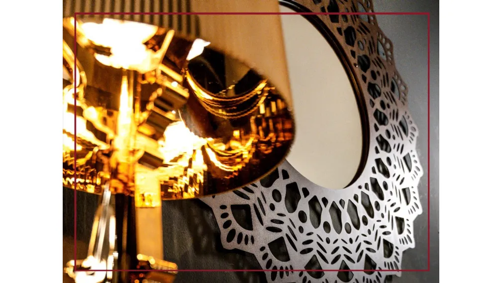 Specchio Corten Grimilde in acciaio corten ispirato agli antichi “centrini”.  Il centrino era un piccolo manufatto realizzato con l’uncinetto, il tombolo, i ferri da maglia. Aveva solitamente una funzione decorativa. Con la sua forma tondeggiante, metteva