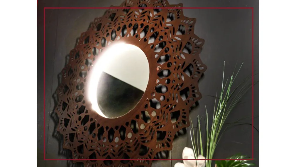 Specchio Corten Grimilde lumen in acciaio corten ispirato agli antichi “centrini”.  Il centrino era un piccolo manufatto realizzato con l’uncinetto, il tombolo, i ferri da maglia. Aveva solitamente una funzione decorativa. Con la sua forma tondeggiante, m