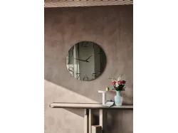 Scopri lo specchio orologio Moment di Cattelan: design e funzionalità per la tua casa
