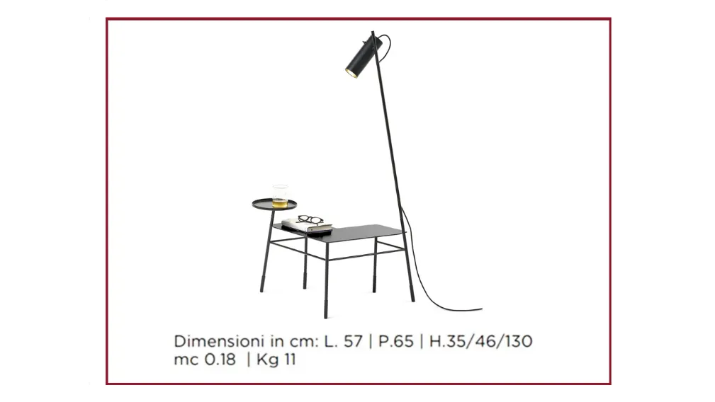 Dasè Dasè è un tavolino angolare in metallo con lampada e vassoio. Disponibile verniciato nero oppure ottone satinato. Dal design elegante e leggero, molto funzionale adiacente a divani o poltrone. Un unico oggetto risolve tre funzioni: piano d’appoggio e