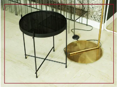 Marissa è un tavolino dal design moderno e minimale. Il piano in vetro, leggermente bordato, è sorretto da una struttura a croce in metallo. Un complemento versatile che saprà impreziosire la zona del living con stile ed eleganza.  MISURE: Lunghezza: 38 c