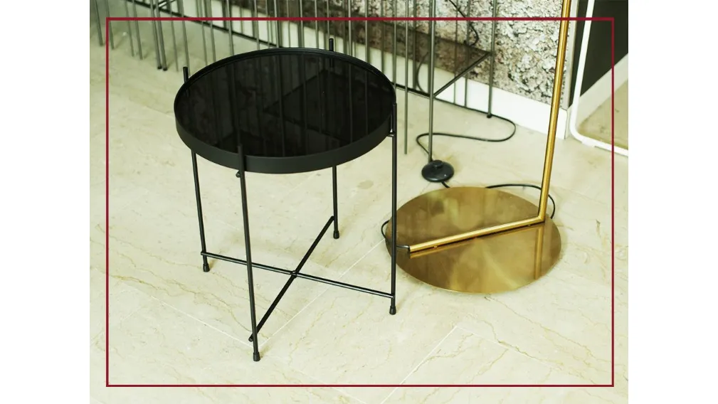 Marissa è un tavolino dal design moderno e minimale. Il piano in vetro, leggermente bordato, è sorretto da una struttura a croce in metallo. Un complemento versatile che saprà impreziosire la zona del living con stile ed eleganza.  MISURE: Lunghezza: 38 c