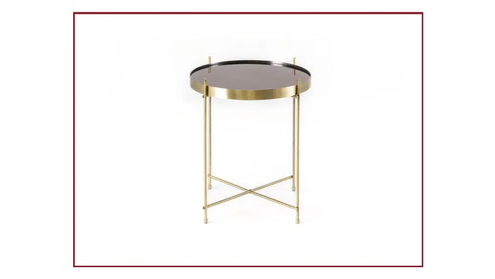 Marissa è un tavolino dal design moderno e minimale. Il piano in vetro, leggermente bordato, è sorretto da una struttura a croce in metallo. Un complemento versatile che saprà impreziosire la zona del living con stile ed eleganza.  MISURE: Lunghezza: 38 c