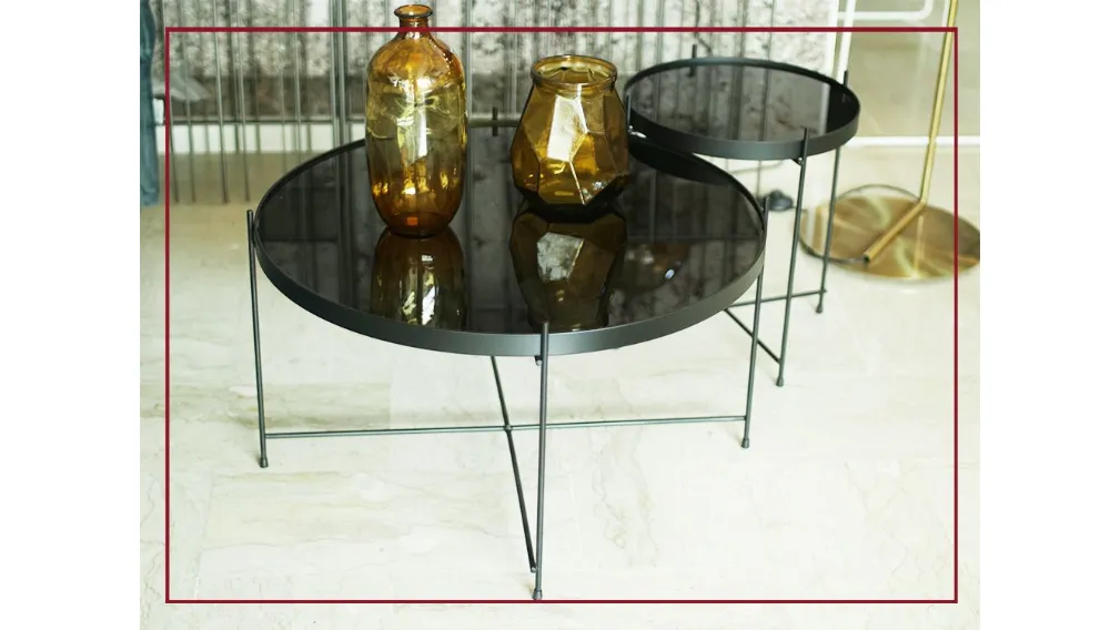 Marissa è un tavolino dal design moderno e minimale. Il piano in vetro, leggermente bordato, è sorretto da una struttura a croce in metallo. Un complemento versatile che saprà impreziosire la zona del living con stile ed eleganza.  MISURE: Lunghezza: 38 c