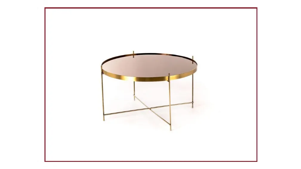 Marissa è un tavolino dal design moderno e minimale. Il piano in vetro, leggermente bordato, è sorretto da una struttura a croce in metallo. Un complemento versatile che saprà impreziosire la zona del living con stile ed eleganza.  MISURE: Lunghezza: 38 c