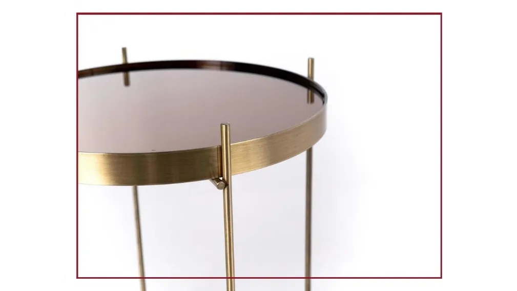 Marissa è un tavolino dal design moderno e minimale. Il piano in vetro, leggermente bordato, è sorretto da una struttura a croce in metallo. Un complemento versatile che saprà impreziosire la zona del living con stile ed eleganza.  MISURE: Lunghezza: 38 c
