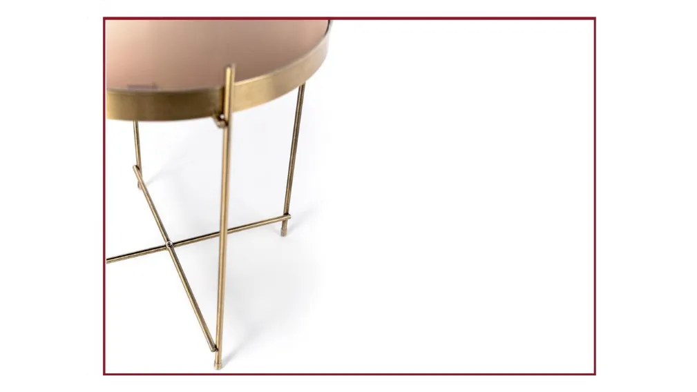 Marissa è un tavolino dal design moderno e minimale. Il piano in vetro, leggermente bordato, è sorretto da una struttura a croce in metallo. Un complemento versatile che saprà impreziosire la zona del living con stile ed eleganza.  MISURE: Lunghezza: 38 c