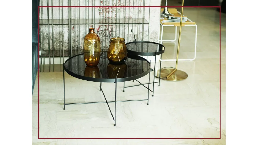 Marissa è un tavolino dal design moderno e minimale. Il piano in vetro, leggermente bordato, è sorretto da una struttura a croce in metallo. Un complemento versatile che saprà impreziosire la zona del living con stile ed eleganza.  MISURE: Lunghezza: 38 c