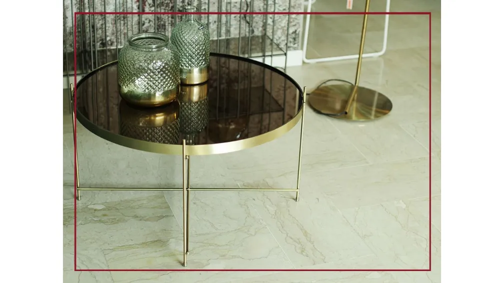 Marissa è un tavolino dal design moderno e minimale. Il piano in vetro, leggermente bordato, è sorretto da una struttura a croce in metallo. Un complemento versatile che saprà impreziosire la zona del living con stile ed eleganza.  MISURE: Lunghezza: 38 c