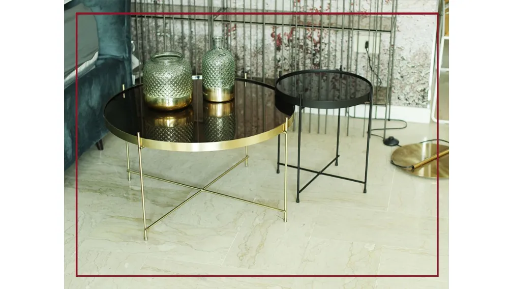 Marissa è un tavolino dal design moderno e minimale. Il piano in vetro, leggermente bordato, è sorretto da una struttura a croce in metallo. Un complemento versatile che saprà impreziosire la zona del living con stile ed eleganza.  MISURE: Lunghezza: 38 c