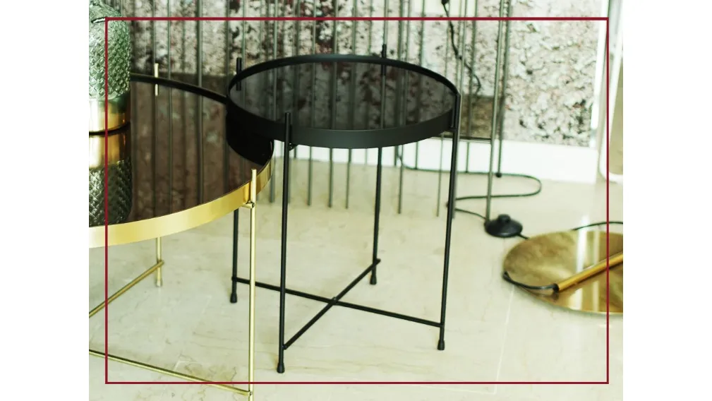 Marissa è un tavolino dal design moderno e minimale. Il piano in vetro, leggermente bordato, è sorretto da una struttura a croce in metallo. Un complemento versatile che saprà impreziosire la zona del living con stile ed eleganza.  MISURE: Lunghezza: 38 c