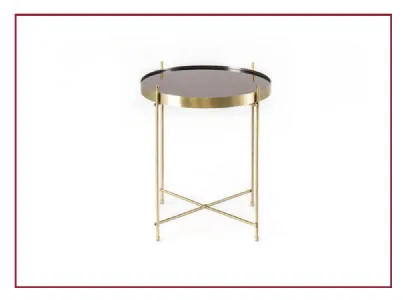 Marissa è un tavolino dal design moderno e minimale. Il piano in vetro, leggermente bordato, è sorretto da una struttura a croce in metallo. Un complemento versatile che saprà impreziosire la zona del living con stile ed eleganza.  MISURE: Lunghezza: 38 c