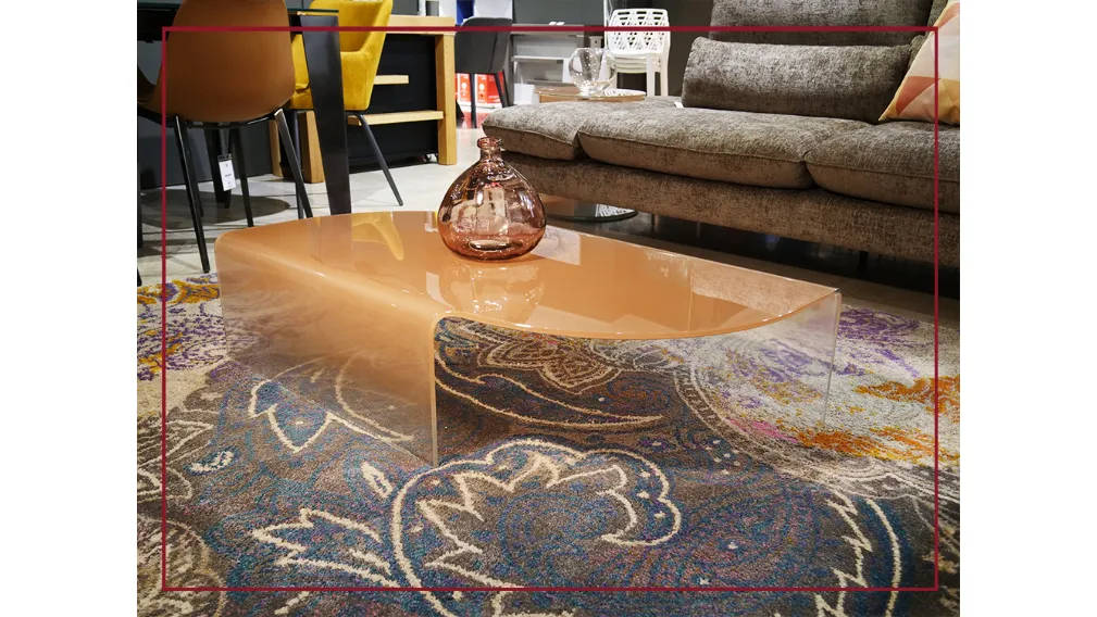 MERIAN MERIAN è un innovativo tavolino in vetro serigrafato sfumato, elegante ed estremamente versatile grazie ai toni scelti per le finiture in vetro . Le nuance, che variano dallo sfumato al colore pieno, donano allo spazio allestito uno stile vivace e 