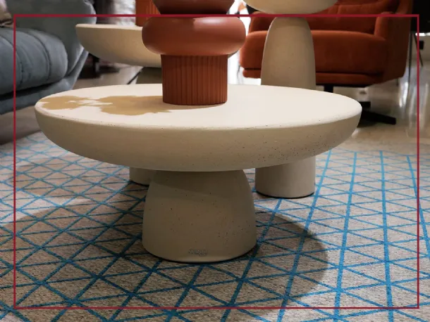Design  ANTONIO FACCO, 2020 Olo è una famiglia di tavolini monolitici in cemento finitura a cera. Disponibili nei colori avorio e antracite. Sono sculture moderne che abitano la zona living. Essenziali nelle sagome con la massima forza espressiva. Eventua