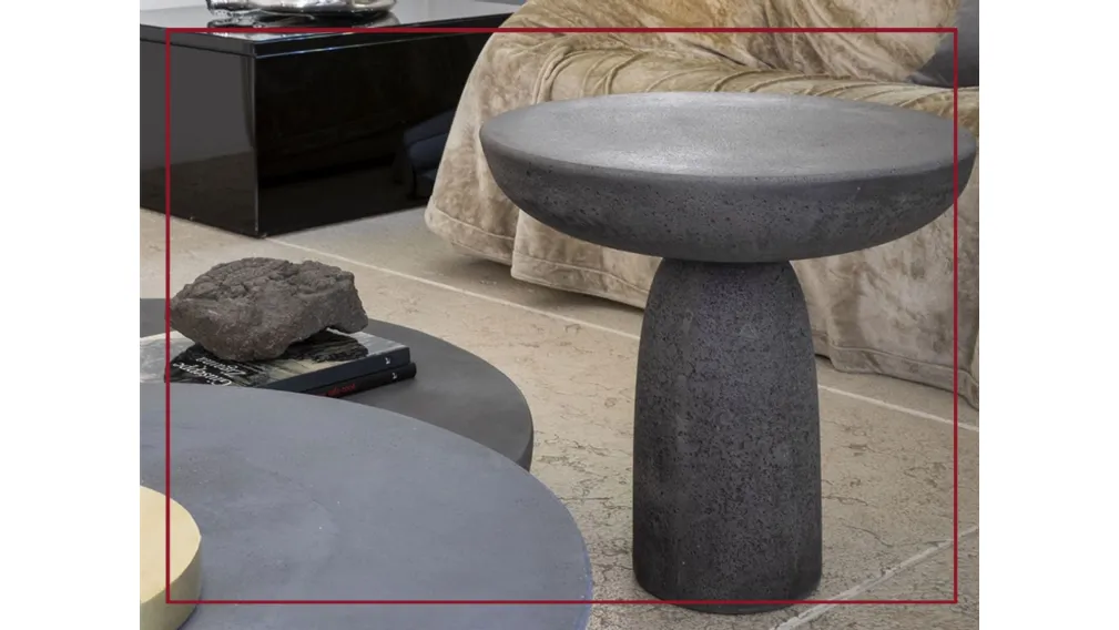 Design  ANTONIO FACCO, 2020 Olo è una famiglia di tavolini monolitici in cemento finitura a cera. Disponibili nei colori avorio e antracite. Sono sculture moderne che abitano la zona living. Essenziali nelle sagome con la massima forza espressiva. Eventua