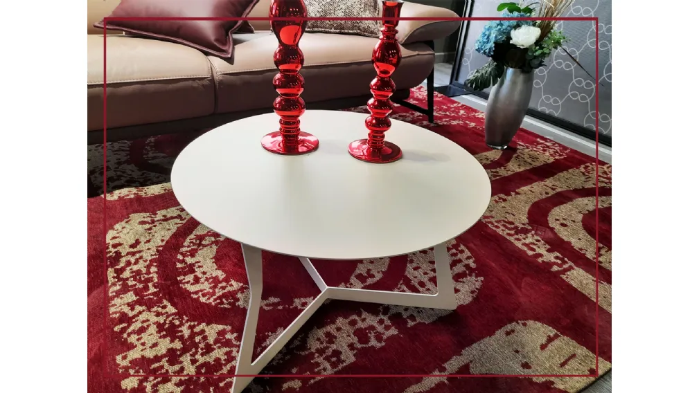 Rendi spaziale il tuo living con i tavolini in metallo della collezione PLANET Collection. Dalle forme geometriche e definite sono disponibili in vari colori.