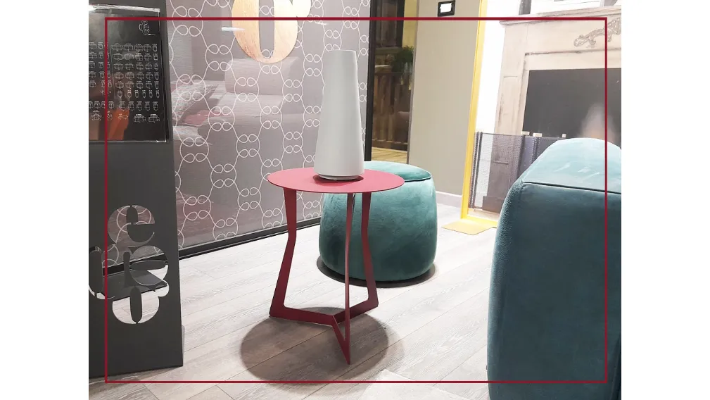 Rendi spaziale il tuo living con i tavolini in metallo della collezione PLANET Collection. Dalle forme geometriche e definite sono disponibili in vari colori.