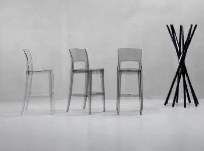 Sgabello con struttura in policarbonato disponibile nella variante trasparente o trasparente fumé Isy di Scab Design