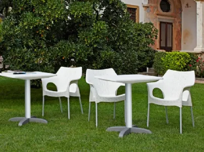 Tavolino in tecnopolimero con base in alluminio Dodo di Scab Design